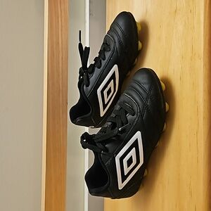 Umbro Kids Finale Soccer Cleats Youth Size 13 Black Neon Green EUC UMT4005